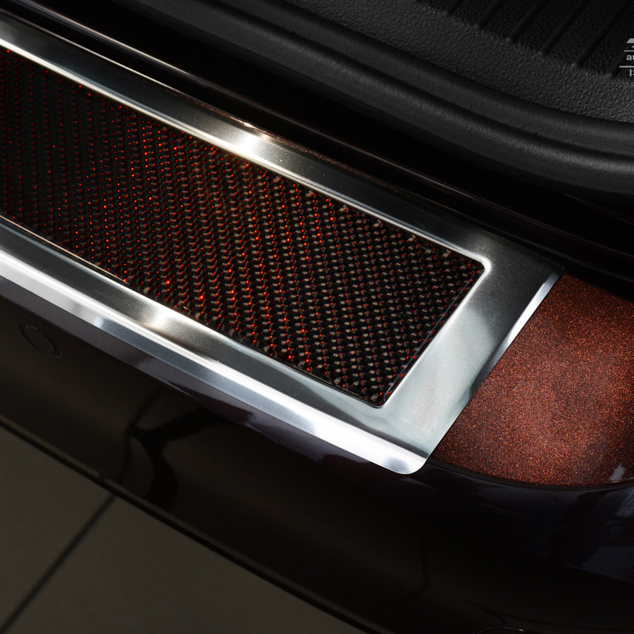 Carbon Ladekantenschutzleiste für VOLKSWAGEN  PASSAT B8 variant / R-line / Alltrack/ GTE 2014-2019, FL2019->2023 Poliertes Stahl mit Rot-Schwarzer Carbon Farbe