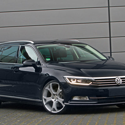 Carbon Ladekantenschutzleiste für VOLKSWAGEN  PASSAT B8 variant / R-line / Alltrack/ GTE 2014-2019, FL2019->2023 Poliertes Stahl mit Rot-Schwarzer Carbon Farbe