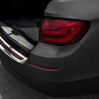 Carbon Ladekantenschutzleiste für BMW 5 F11 Kombi Poliertes Stahl mit Rot-Schwarzer Carbon Farbe