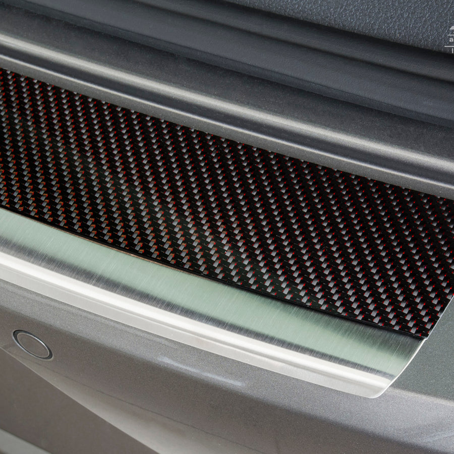 Carbon Ladekantenschutzleiste für VW Golf VII Poliertes Stahl mit Rot-Schwarzer Carbon Farbe